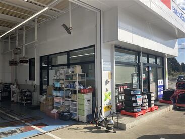 \未経験者歓迎/
接客案内や・洗車・電話対応など、
簡単な業務ばかり!