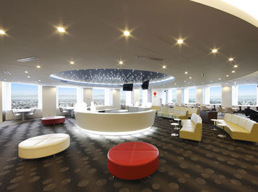 栄献血ルーム 幅広い年齢層の献血者さんと接することができ、
会話から学びも多く毎日が新鮮！
穿刺経験を重ねるうちに技術UPに繋がります★