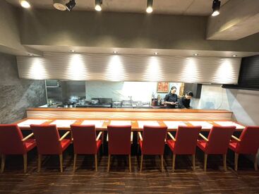 高級感溢れるカウンター8席☆
六本木の一等地でお洒落な店内は
テンションもあがります♪
<ホールのみ>レジ・調理はありません♪