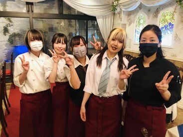 バイトデビューも大歓迎！優しい先輩たちが丁寧にお教えするので安心してスタートできます◎キラキラした店内で気持ちもアガる♪
