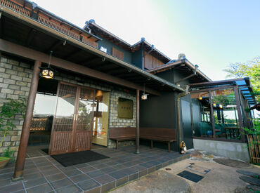 ＼＼京都らしさ満載!!／／
四季折々の景色・歴史ある器・料理すべてが主役！
自然の空気を生で感じれる広々としたテラス席も♪
