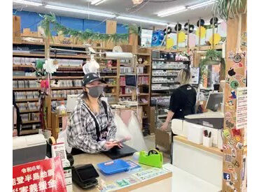 服装自由♪上にエプロンを付けていただきます◎
＼エプロンのアレンジOK！／
缶バッチを付けたり…♪オシャレに働けます！