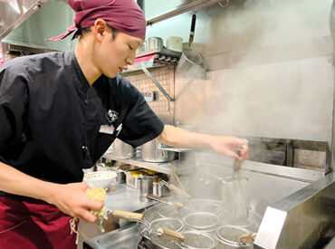 まずは「いらっしゃいませ」から！
麺を湯がいたり、餃子を包んで焼いたりなど
全部経験してから、自分に合ったポジションへ◎