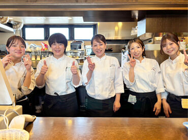 10～50代のスタッフさんが活躍中♪みんな仲が良く、お休みの日に遊びに行ったり、名古屋まで研修にいくこともあるんです◎