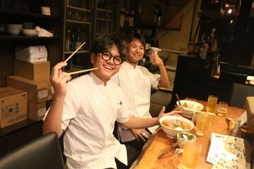 募集時間は17:30～23:30！
放課後バイトにもピッタリです◎
勤務開始/終了時間の相談OK！
「テスト期間は週ゼロ」も可能★