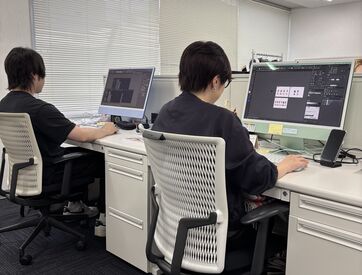 株式会社モダン・アイズ ＊服装・髪色自由/ネイル・ピアスOK＊
おしゃれしながら働ける自由な職場です☆
先輩も優しいのでご安心ください♪