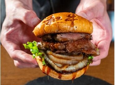 ＼海外の方にも大人気＊*／
当店自慢の絶品和牛ハンバーガーを
豪快に焼いて！切って！作れるようになろう！
