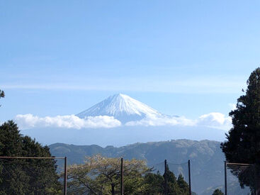 富士ロイヤルカントリークラブ 富士山が見える絶景の職場★
開放的なレストランで、気分も上がります◎
勤務終わりは絶品まかないでお腹いっぱい！