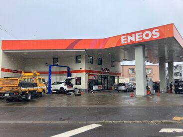 スカイロード発寒SS　三宝産業株式会社 東西線「宮の沢駅」徒歩6分の好立地！
セルフ式でなく、フルサービスのガソリンスタンド★
接客スキルも学べます◎