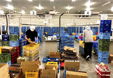 グリーンサービス株式会社　狭山物流センター 物流センター内の様子です★
コンビニに商品が届いている様子を見たことがある方も多いのでは？
とっても身近なお仕事です♪