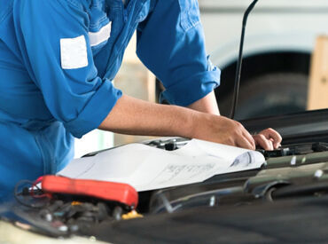車が好きな方大歓迎♪
先輩スタッフが丁寧に指導します!
皆で助け合いながら
ワイワイと楽しくお仕事中!
※画像はイメージです