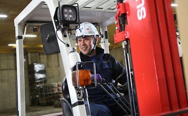 東陽物流株式会社　金城ふ頭倉庫 未経験でも活躍可能！免許取得支援制度あり◎
約100名の仲間がいるアットホームな職場で、
先輩たちがイチから丁寧に教えます！