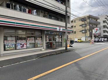 セブン-イレブン 横浜下永谷２丁目店 即日勤務もOK♪
今スグに働きたい方にピッタリ◎
シンプル業務なので、負担も少ないです！
研修制度も充実しているので安心♪