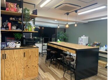 カフェにいるような超きれいなオフィス★
毎日、音楽が流れリラックスした雰囲気で働けます◎
※画像はイメージです