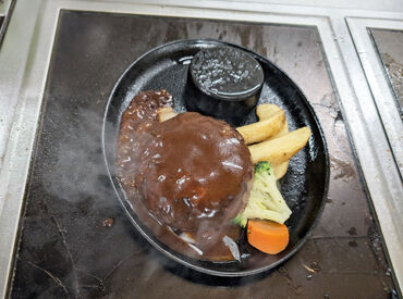 大人気「ステーキのあさくま」でスタッフ大募集★
美味しいまかないを食べられるのが嬉しい♪