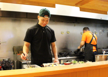 \那覇空港にある食堂でお仕事/
はじかさ~(恥ずかしがりや)だけど
思いやりのある先輩が多数♪
厨房内は賑やかなムード♪