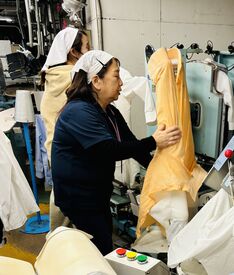 リレー形式で服を仕上げていく簡単作業です♪
「エリ」「そで」などパーツごとに担当!
チームワークでサクサク進みます★