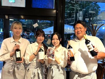 炭火とワイン 巴里食堂 バイトデビューさん大歓迎！
明るくて優しいスタッフばかりなので
新人さんもすぐに馴染めますよ◎
一緒に楽しく働きましょう♪