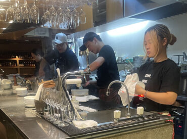 手前の2人がアルバイトスタッフ♪
18時以降は高時給1500円！！学校終わりに◎
