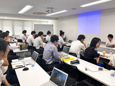 ★資格取得支援制度あり
「リスキリング」支援にも力を入れています！
未経験から勉強して、簿記の資格を取得したスタッフも♪