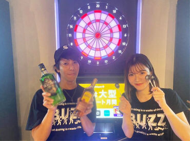 友達と一緒の応募OK
コミュニケーション力や明るい接客が活かせます◎
ダーツ未経験でも遊び心を活かして楽しく働けます♪