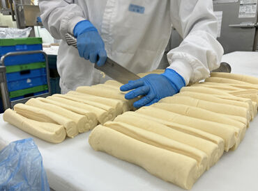 パン生地を決まった形にカット!
綺麗に仕上がると気分も上がっちゃいます♪