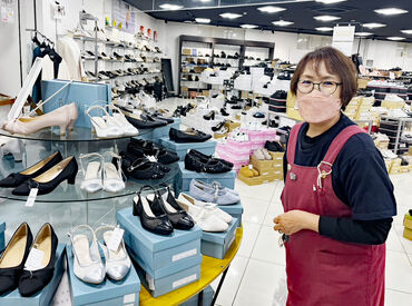 梅木商店　靴・バッグ館 和気あいあいとした風通しの良い職場！
スタッフ同士の距離感も程よく、
オンとオフのメリハリをつけながら働けますよ☆