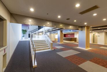 西辛島町駅から徒歩1分!桜町バスターミナルより徒歩3分と好立地
雨の日も通勤がストレスフリー☆