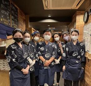 個室居酒屋 権兵衛のいろり屋 大宮店 髪型・髪色・ピアス自由！
ネイルも長すぎなければOKです♪
自分らしいオシャレを楽しみながらバイトできます！