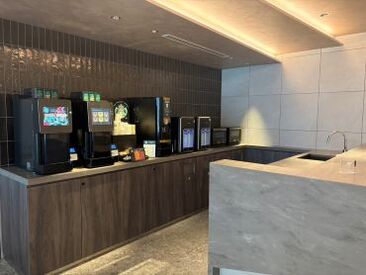 フリードリンクあり！
お茶・ミネラルウォーター・コーヒー・スポーツドリンクが無料★
本格的なコーヒーメーカーも完備♪