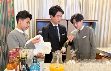 株式会社アスパイーエックス　※勤務地：六本木ヒルズクラブ ＜同期も多く働きやすい＞
始めた時期も歳も近い仲間が中心、
不安な気持ちも共有できて働きやすい♪