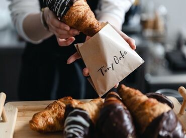 100日だけのチョコクロワッサン by Tony Bake 大津店 オープニングスタッフ♪
新築のビルの新しい店舗です♪
初めての方もすぐ馴染める環境を作っていきます♪