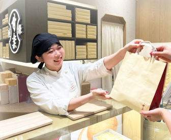 銀座甘楽 ecute大宮店 一番人気は看板商品の"豆大福"。北海道の契約農園直送の小豆を炊いています。この美味しさをお客さまへ♪