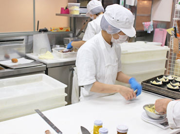 ローゲンマイヤー尼崎店 製造数が増えてきたので、増員募集♪
と～っても簡単！未経験さん大歓迎！
応募きっかけは「パンが好き」などなんでもOK！
