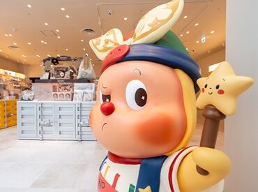 沢山のかわいいフィギュアに囲まれてお仕事！
画像は直近オープンした名古屋の店舗です★