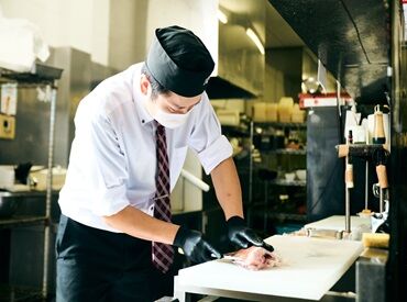 特急レーン寿司 じじや 甘木店 熊本の人気寿司店【じじや】甘木店
面倒な接客業務や雑務は一切無し！
もくもくと魚さばきに専念できる専門職