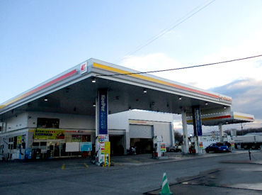 西日本フリート株式会社　234号線苫小牧SS ＼あなたの笑顔でお客様の心を満タンに！／
「給油の種類って何種類？」と話していたSTAFFも
現在バリバリ活躍中です♪♪