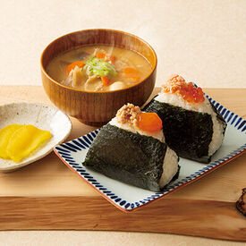 こだわりおにぎり ひとにぎり　横浜ワールドポーターズ店 ＼＊ シフトは半月ごと提出 ＊／
みなとみらい駅からスグ！
バイト終わりに晩ご飯の買い物や、映画にだって行けちゃう◎