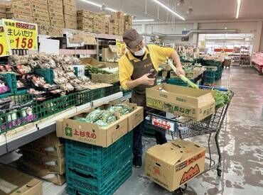 ＼40～50代の方が活躍中！／
野菜や果物のカット・品出しなど！
作業は覚えやすいので
未経験の方でも安心です◎