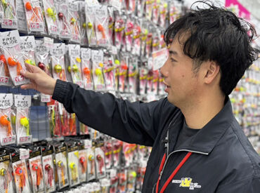 【レジ】
丁寧にレクチャーするので初心者でも安心!
【商品陳列】
もくもく作業が得意な方や
釣り具が好きな方はぜひ♪
