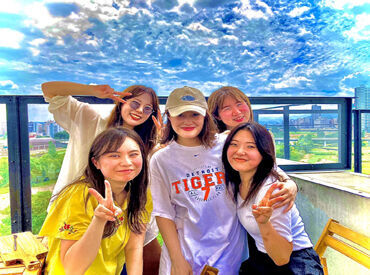 ≪スタッフがしっかりサポート≫
20~30代のスタッフが活躍♪
勤務後も心地よく働けるよう、いつでも相談をお待ちしてます♪