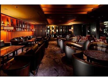 ザ・キャピトルホテル東急（紹介元：株式会社リプロ） ザ・キャピトルホテル東急のメインバー
「ザ・キャピトル バー」でのお仕事です。
困った時は、先輩たちがサポートしますよ♪