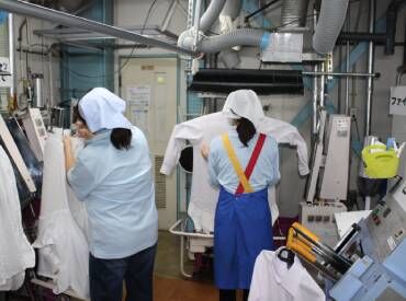 シキボウリネン株式会社　本社第二事業所 正社員3名・パート8名で和気あいあいと働いています◎
チームワークを大切に、周りと協力しながら作業しています♪