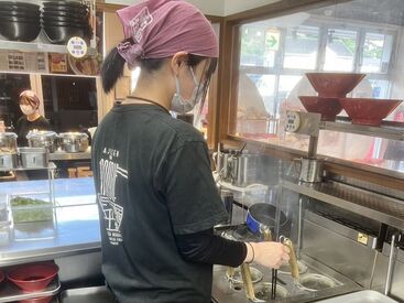 必ず3名以上の体制なので
困った時もしっかりフォローできます！
週1～／4h～のスキマ時間でお小遣い稼ぎ可能♪