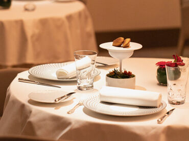 高級店のため、品のあるお客様が多く
接客しながら新しい世界に触れられます◎
異業種からの転職も歓迎です!