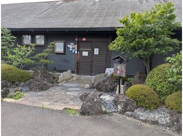 落ち着いた雰囲気の店内で…
《ゆったりとした癒しの時間》を
お客さまにご提供◎
若手スタッフが仲良く活躍中☆
