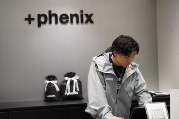 ＋Phenix（プラスフェニックス）ラフォーレ原宿 原宿駅から徒歩5分！学生・フリーター活躍中♪
社割で半額購入＆制服として支給もするので、
お気に入りウェアGETできちゃう◎