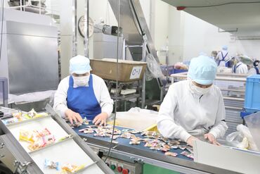 株式会社タクマ食品 未経験大歓迎！
お菓子、おつまみ類の袋詰めや
検品などの「軽作業」スタッフ大募集！