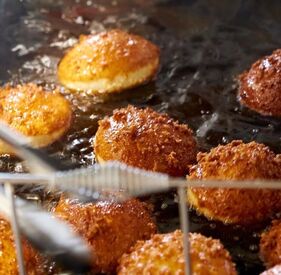 株式会社法塔ベーカリー ＼女性スタッフが多数活躍中！／
裏方作業だから髪色や髪型も自由♪
接客はないので、モクモク作業がすきな方におすすめ★