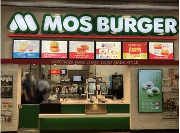 モスバーガー ニトリモール相模原店 友達同士で楽しく働いているスタッフも多数◎
新入生やバイトデビューの方も、
すぐに馴染める"あたたかい空気感"が魅力です！